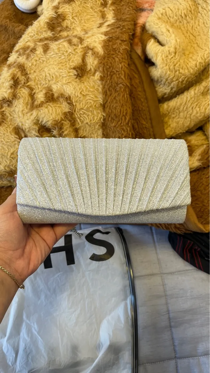 Clutch Prateada com Detalhes