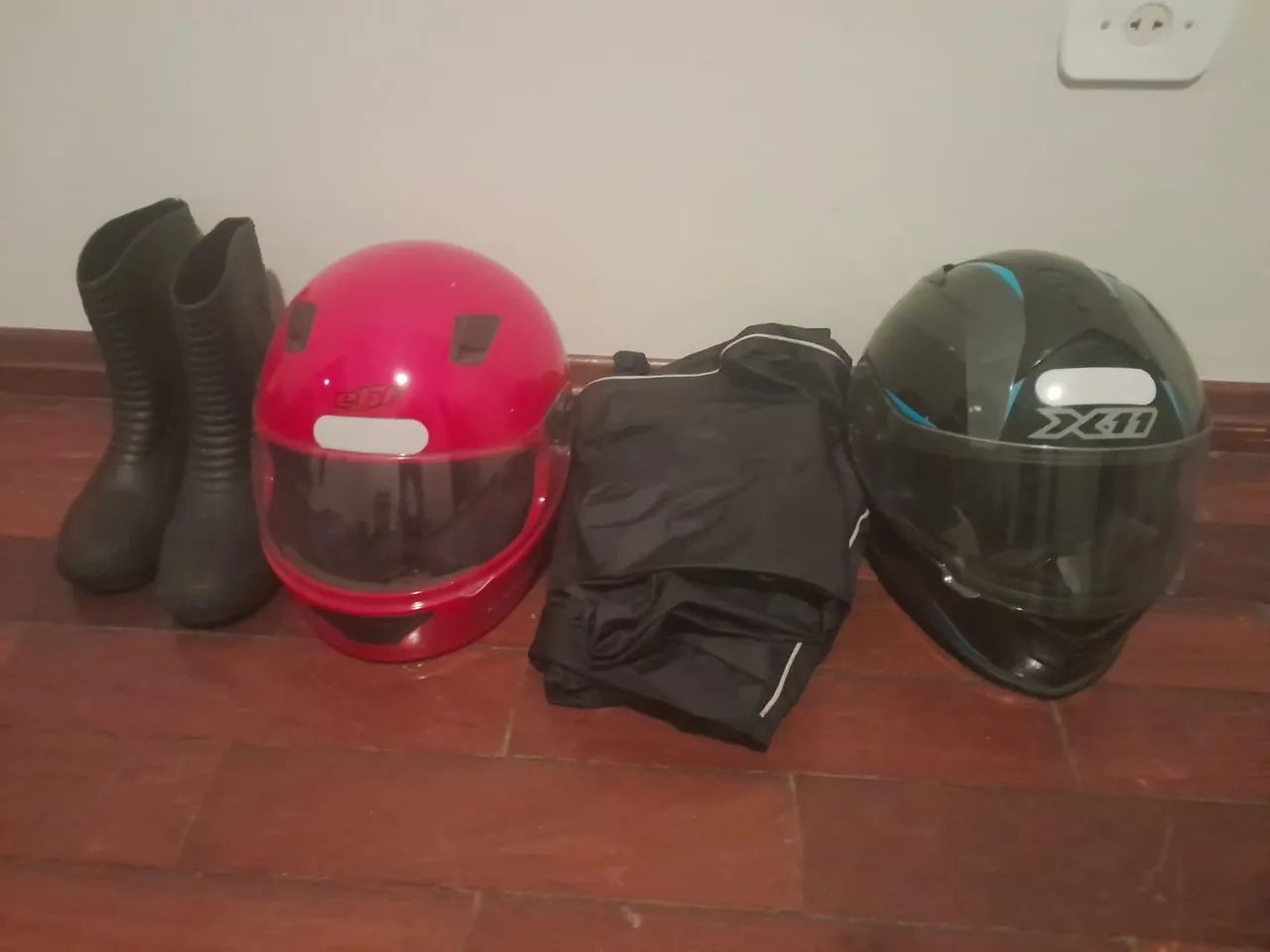 Capacetes, bota e roupa de chuva para moto. - Foto 5