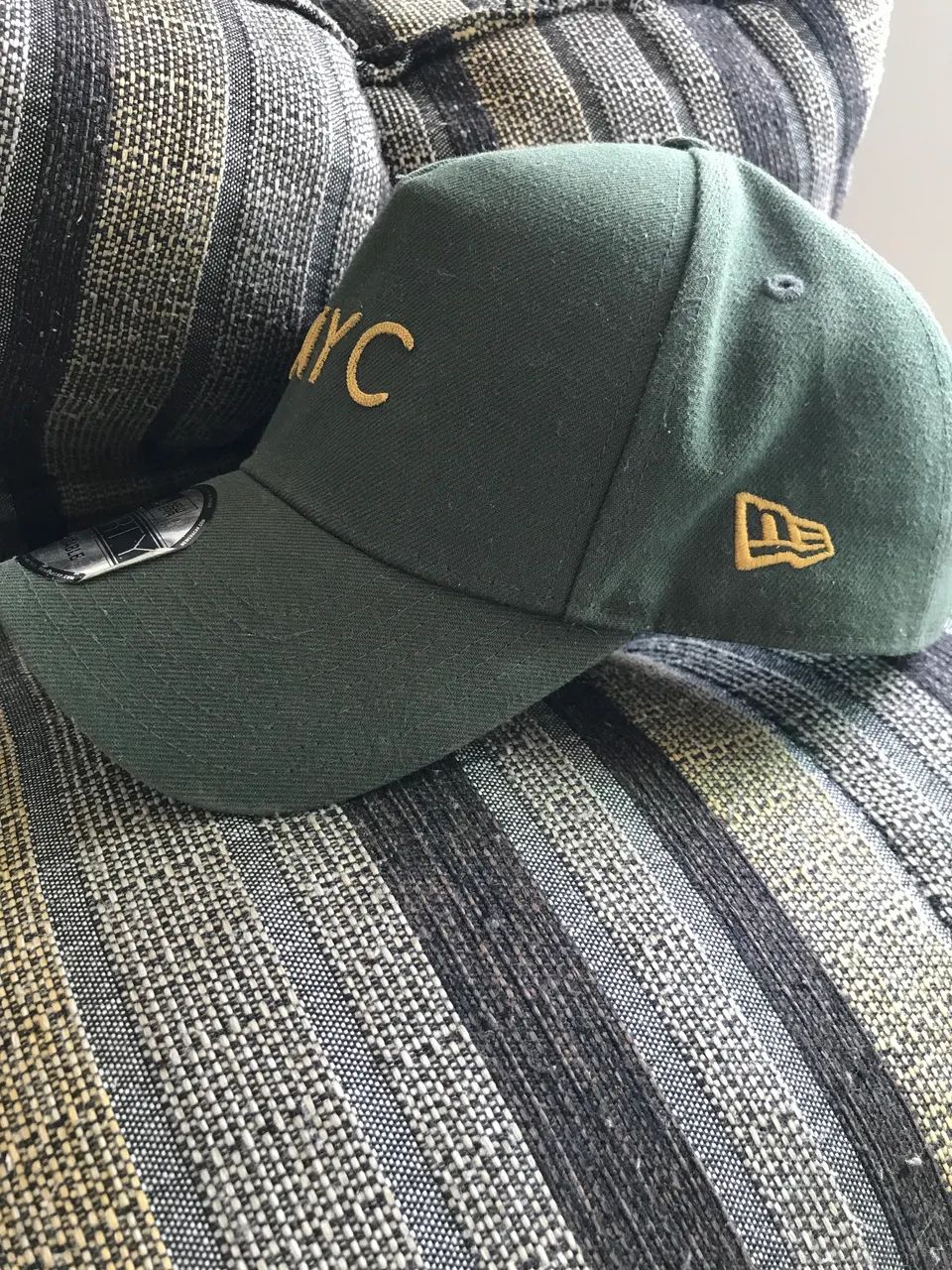 Boné new era 9FORTY verde escuro e dourado 