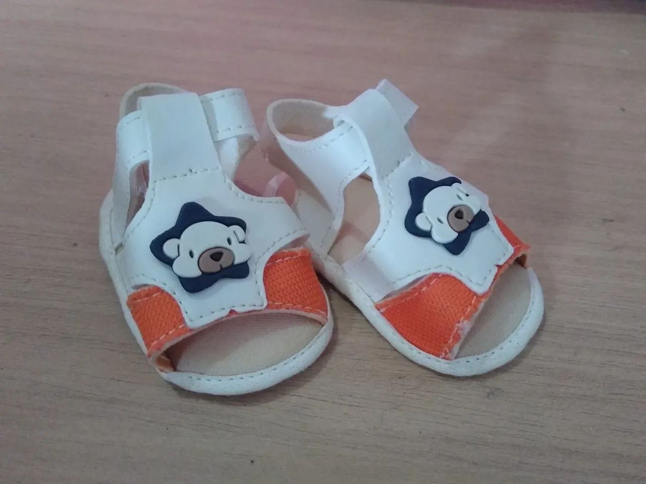 Sapatinhos de Bebê - Brancos - Tamanho Pequeno - Foto 4