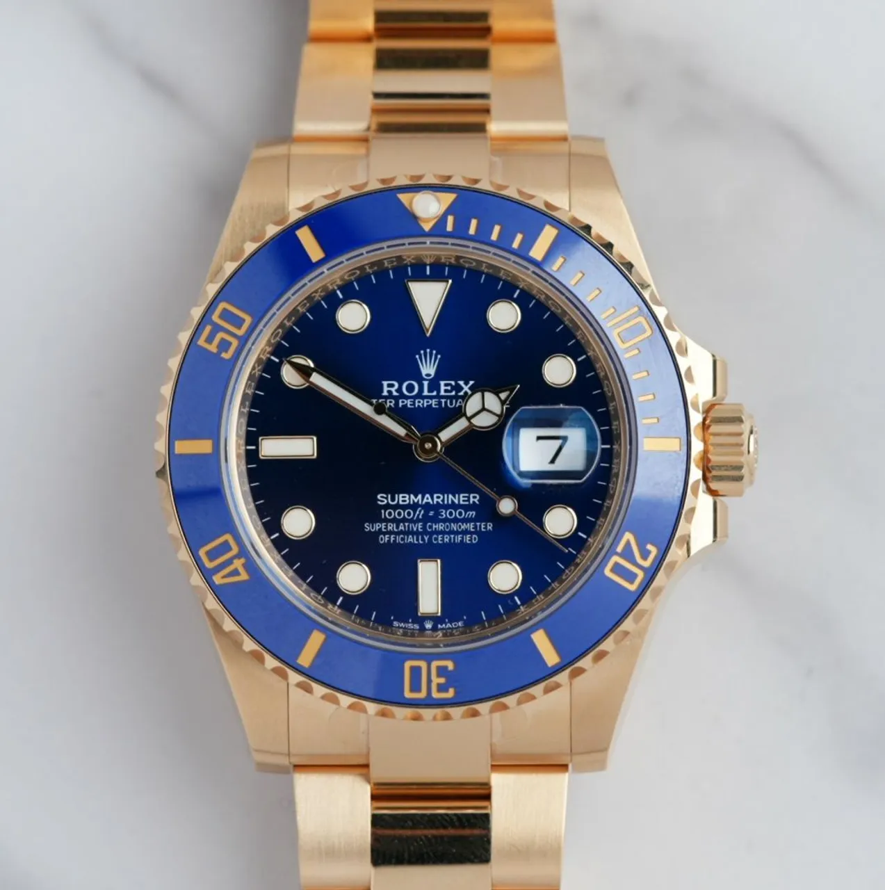 Rolex Submariner Dourado fundo azul