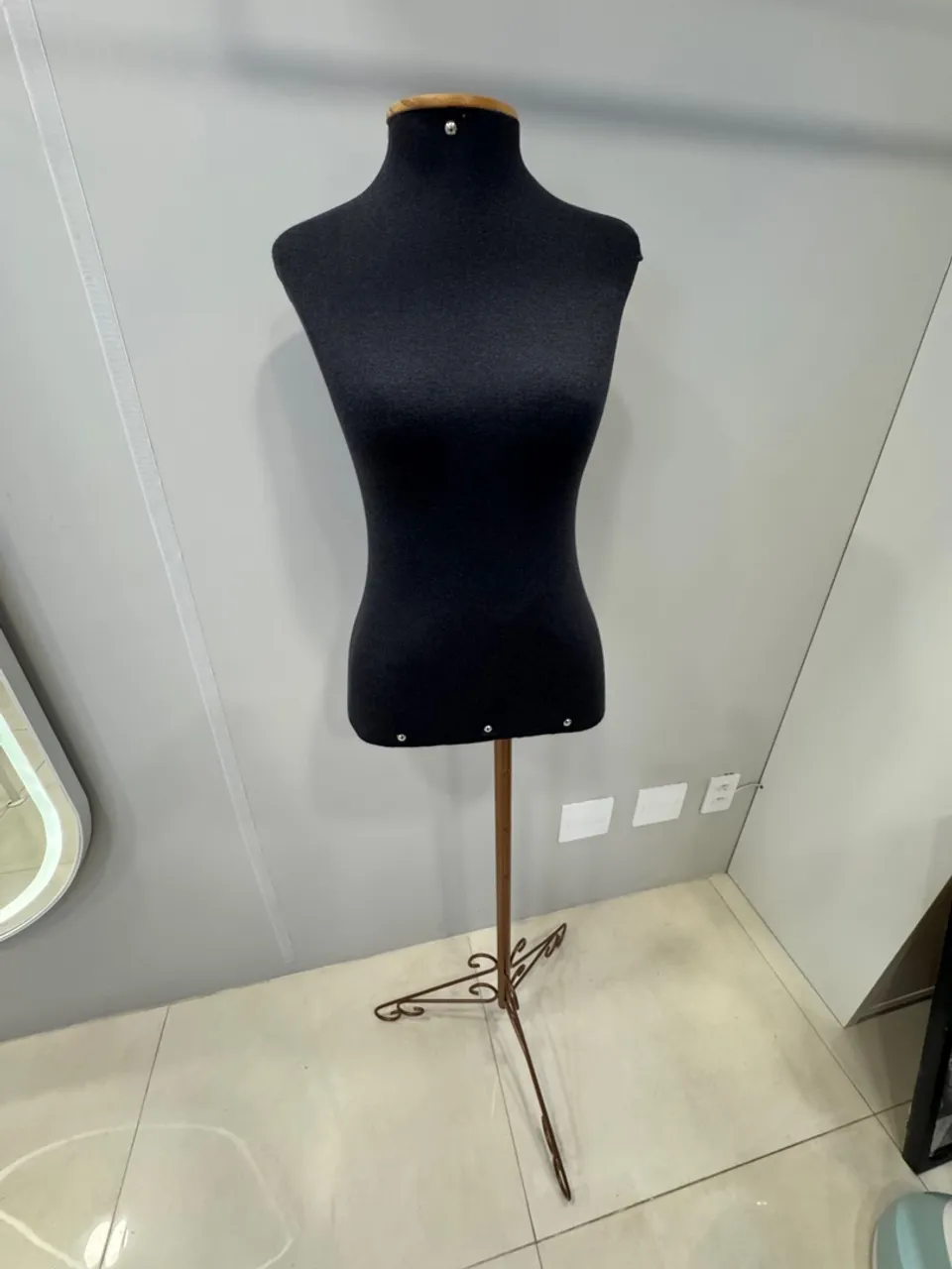 Manequim Feminino para Loja de Roupas