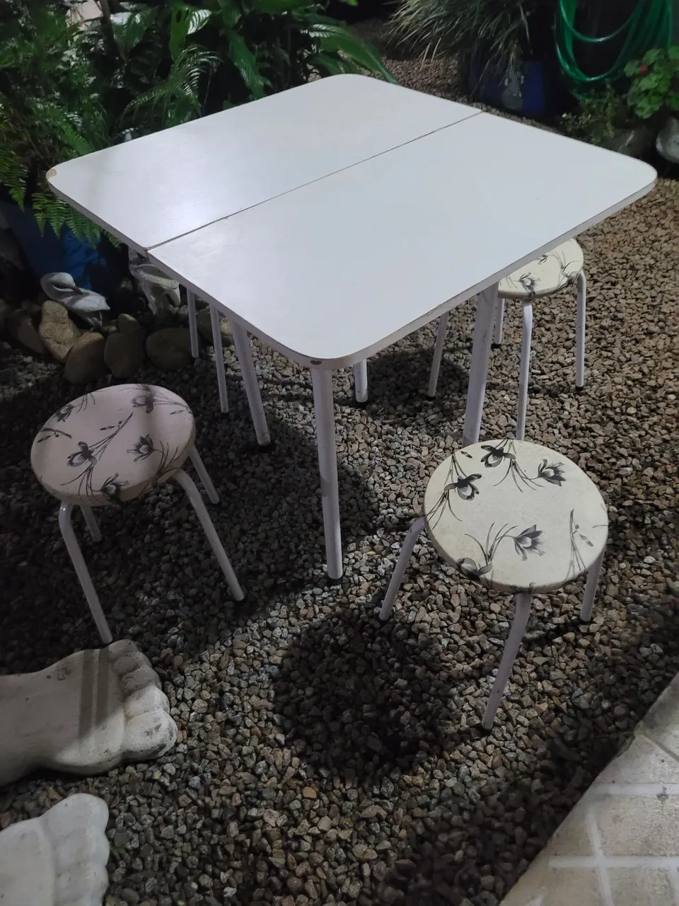 Conjunto de mesa com 4 banquetas para área externa