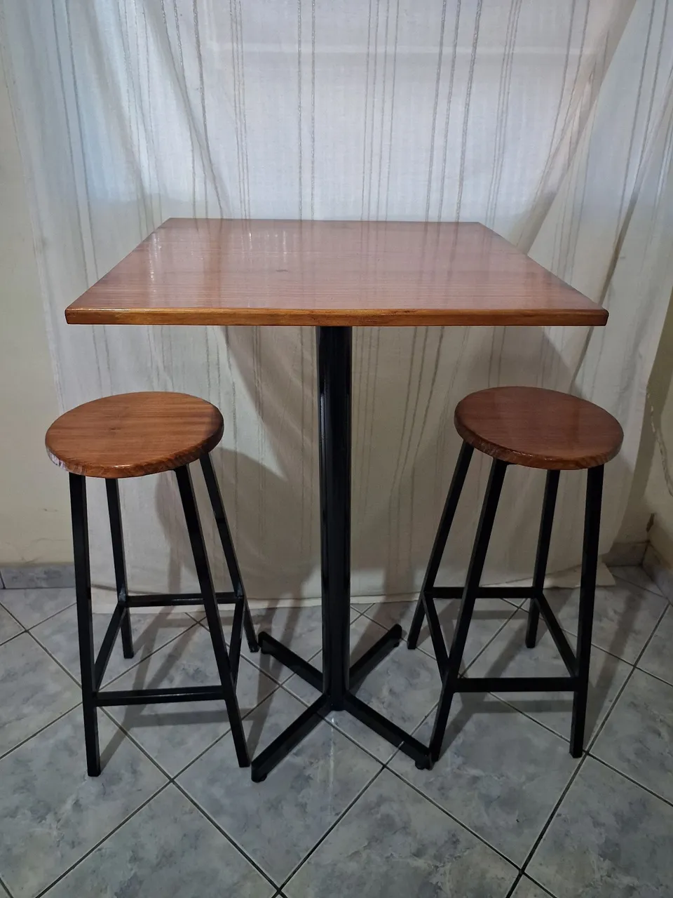 Mesa bistro com 2 banquetas