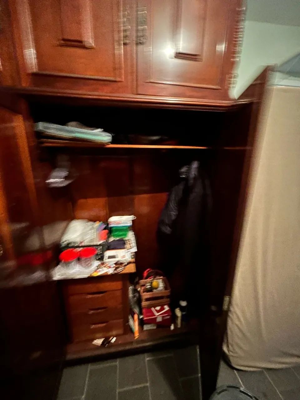 Guarda roupa antigo - modelo colonial  - Foto 2