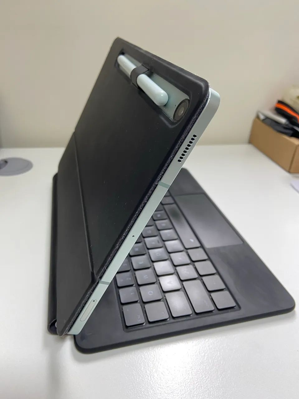 Tablet Samsung Galaxy Tab S9 FE com capa teclado por Bluetooth  - Foto 2