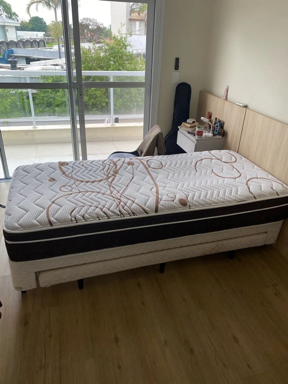 Cama dupla de solteiro com colchão
