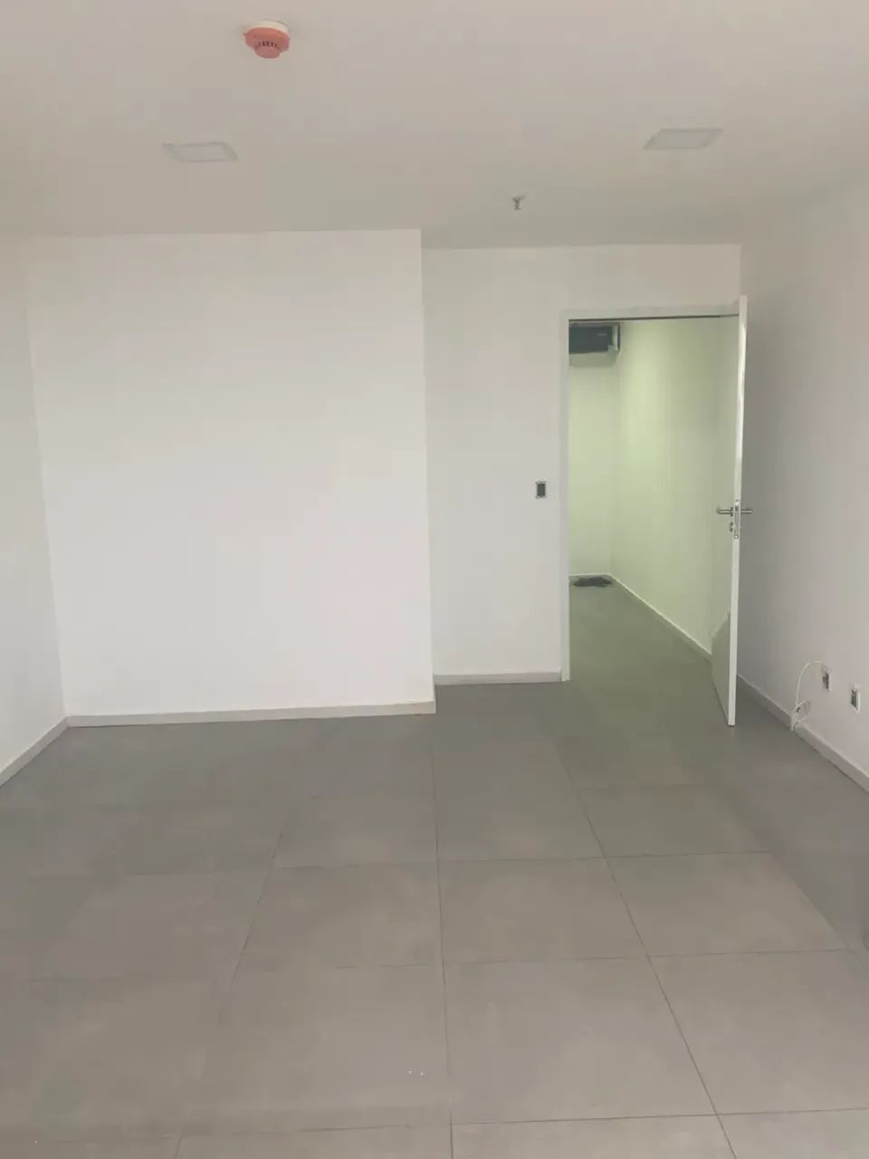 Alugo Excelente Sala Comercial no Edifício Delman Empresarial. Tratar com Jackson. Fone