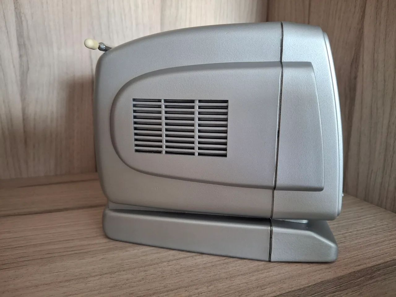 TV PORTÁTIL DE TUBO 5" POLEGADAS PRETO E BRANCO C/ RÁDIO AM/FM.<br> - Foto 3