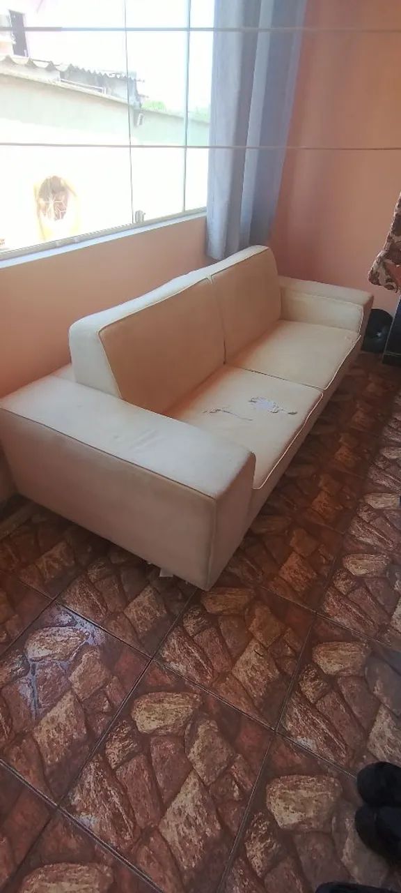 Sofá amplo para sala precisando forrar