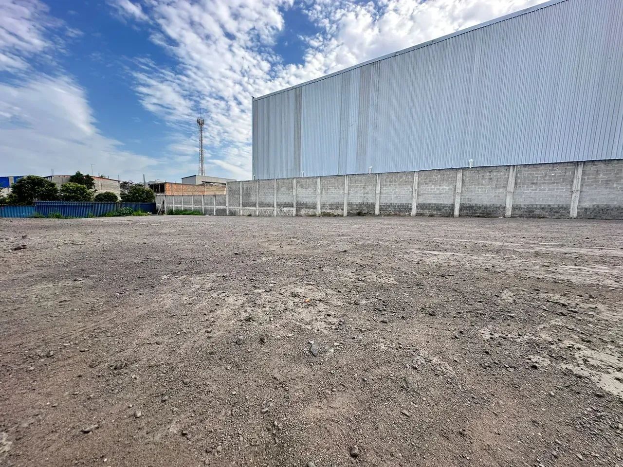 Galpão de 650m² com 150m² de escritórios e pátio de manobra - Foto 4