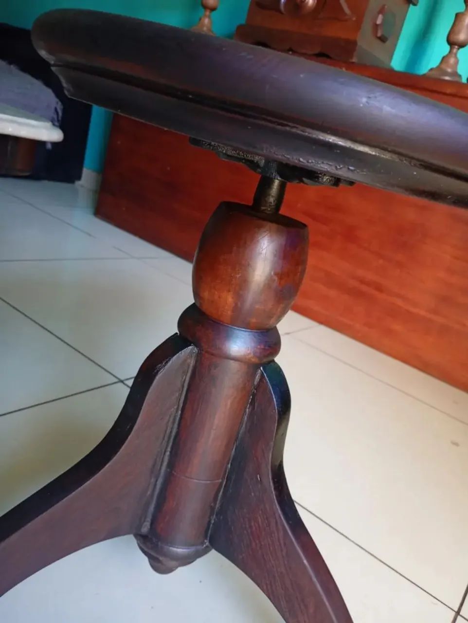 Banqueta Antiga em Madeira Maciça com Assento Verde - Foto 5