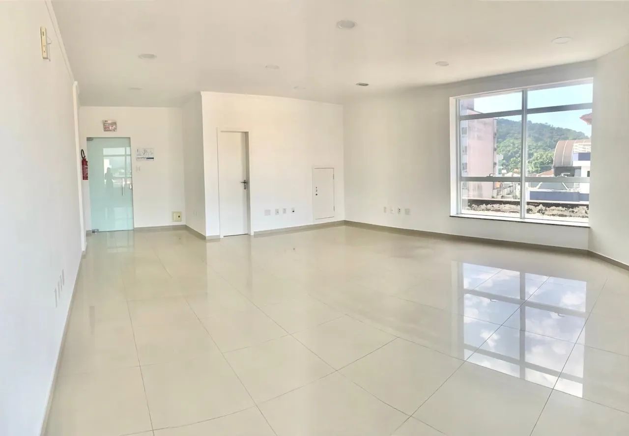 Alugo sala comercial Centro Gaspar. - Foto 3