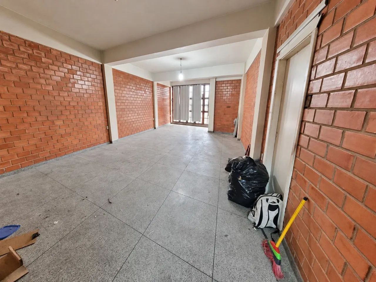 Sala Comercial com 50m²  Av. Cavalhada