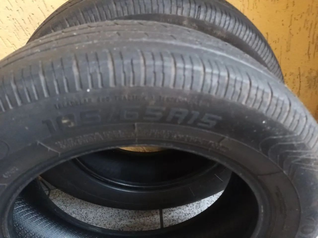 Vendo 2 pneus usados aro 15