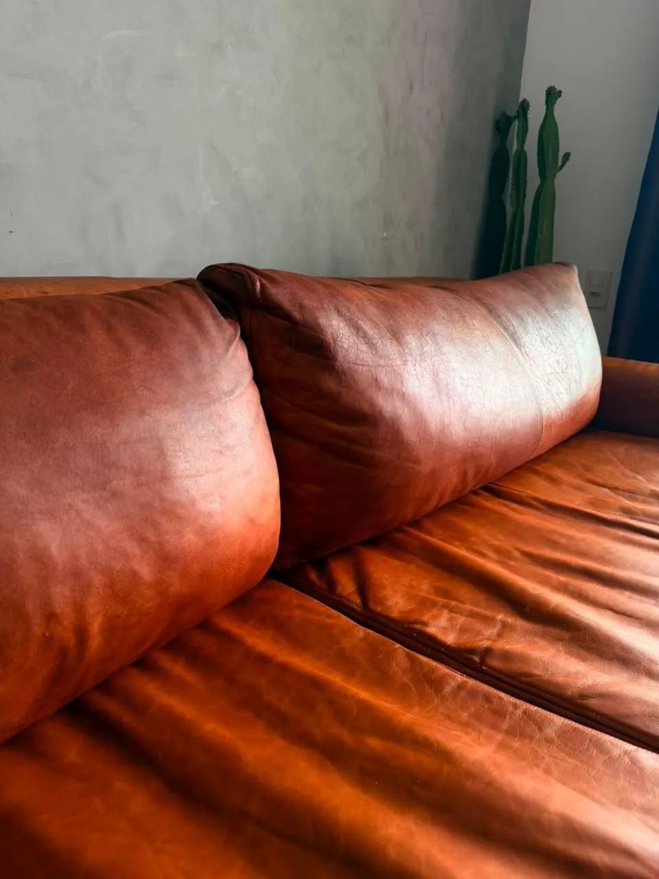 Sofá 4 lugares couro 100% | recém reformado  - Foto 4
