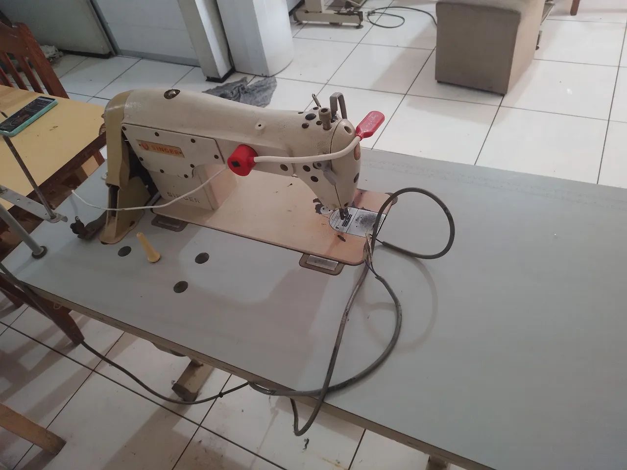 Máquina de costura singer em funcionamento pleno - Foto 4
