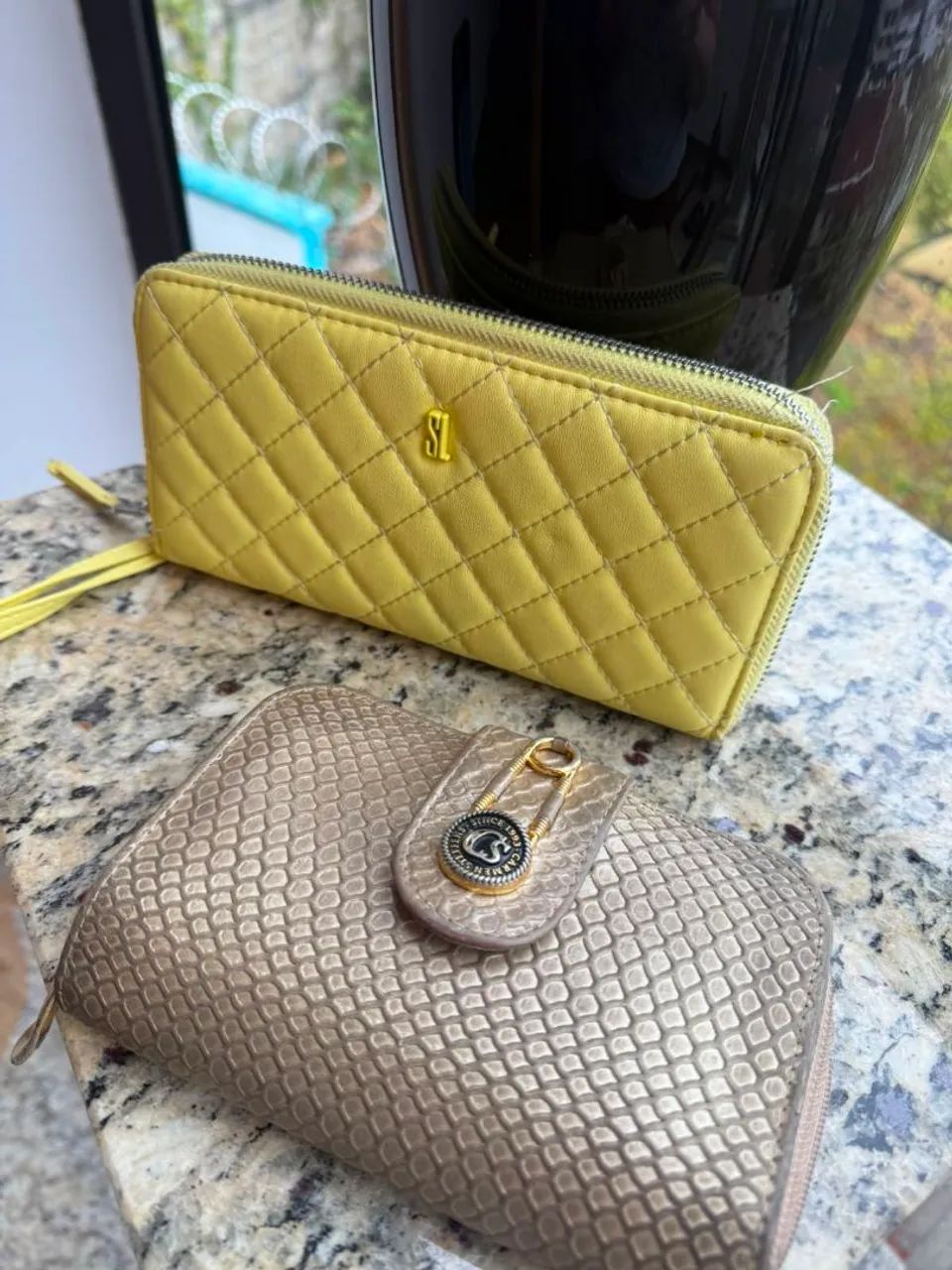 Vende-se carteira de couro . Marca Carmen Steffens e Luz da lua