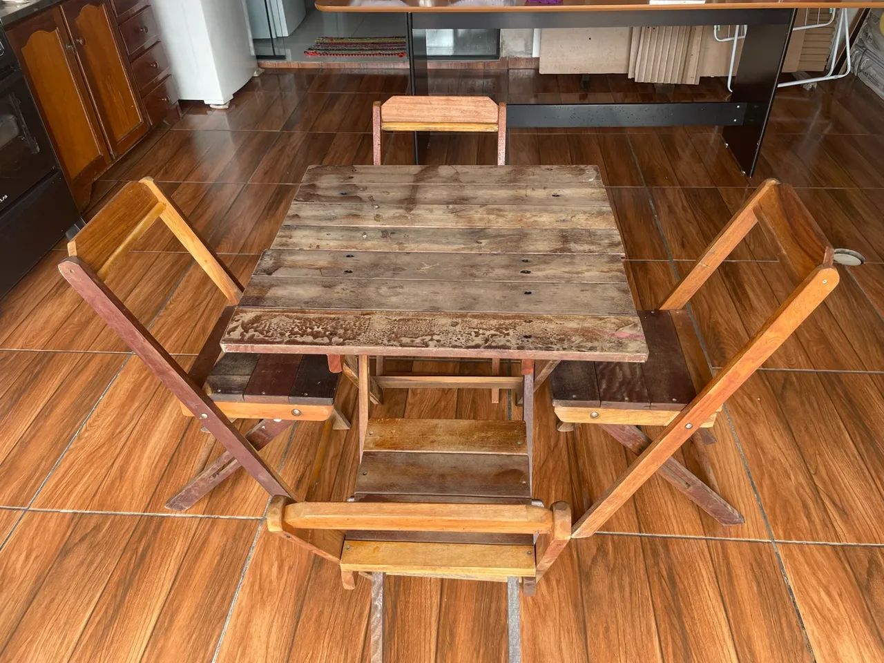 Mesa de madeira com 4 cadeiras  - Foto 2