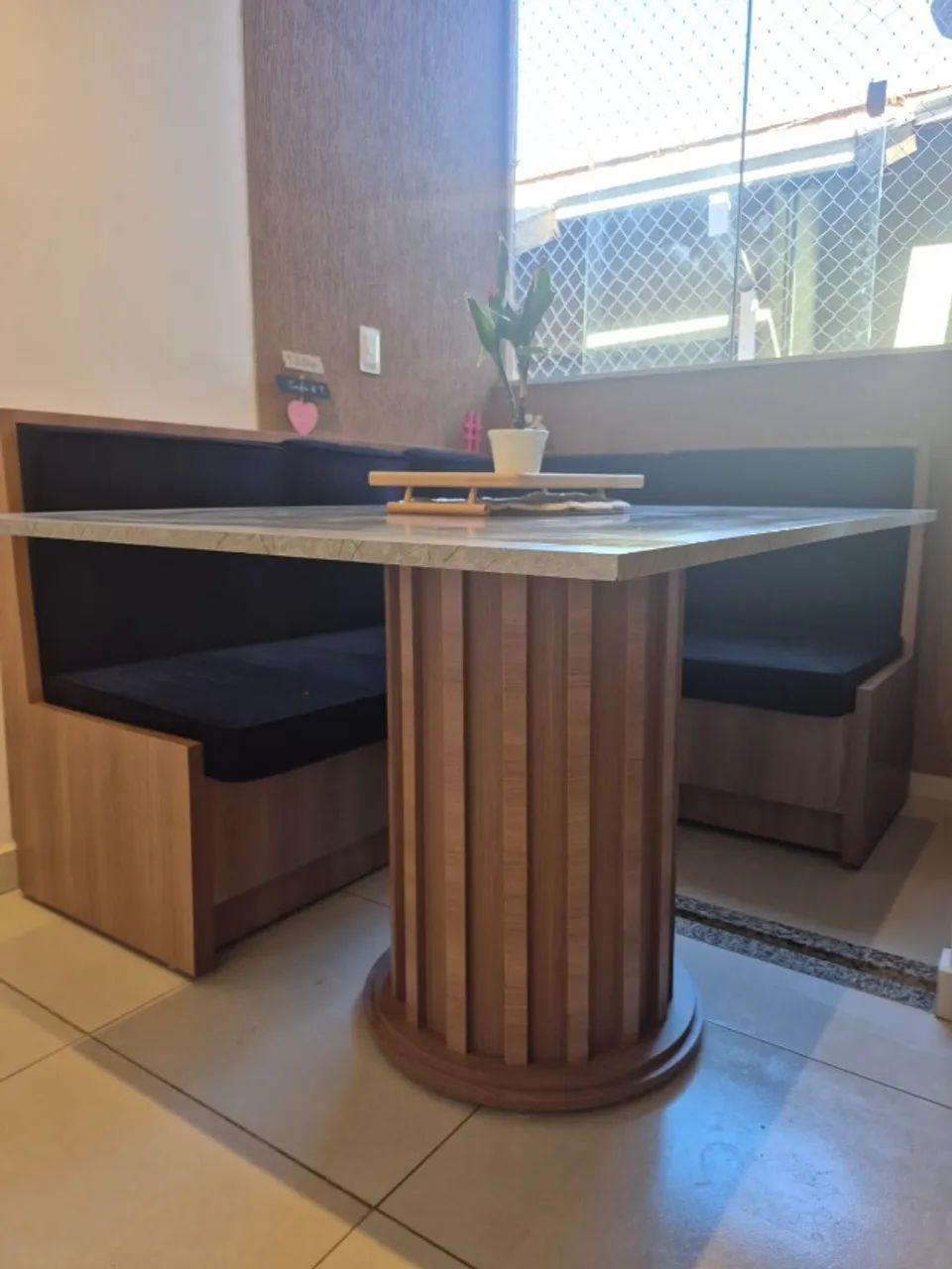 Canto alemão estofado com mesa - em otimo estado - Foto 2
