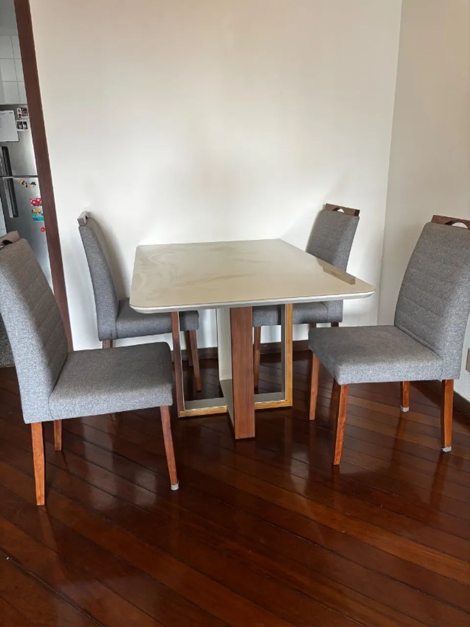 Mesa de jantar com 4 cadeiras e tampo de vidro laqueado - Foto 3