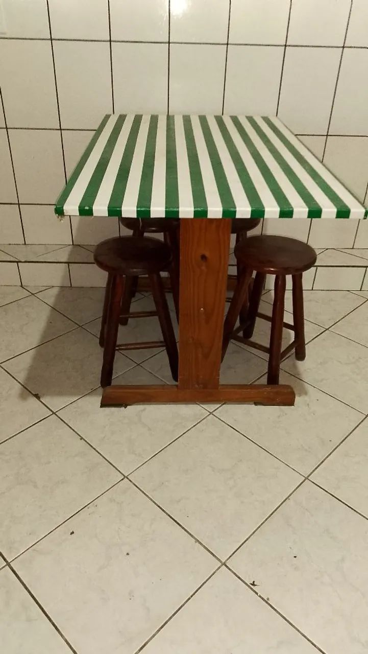 Mesa em madeira forrada com 4 bancos