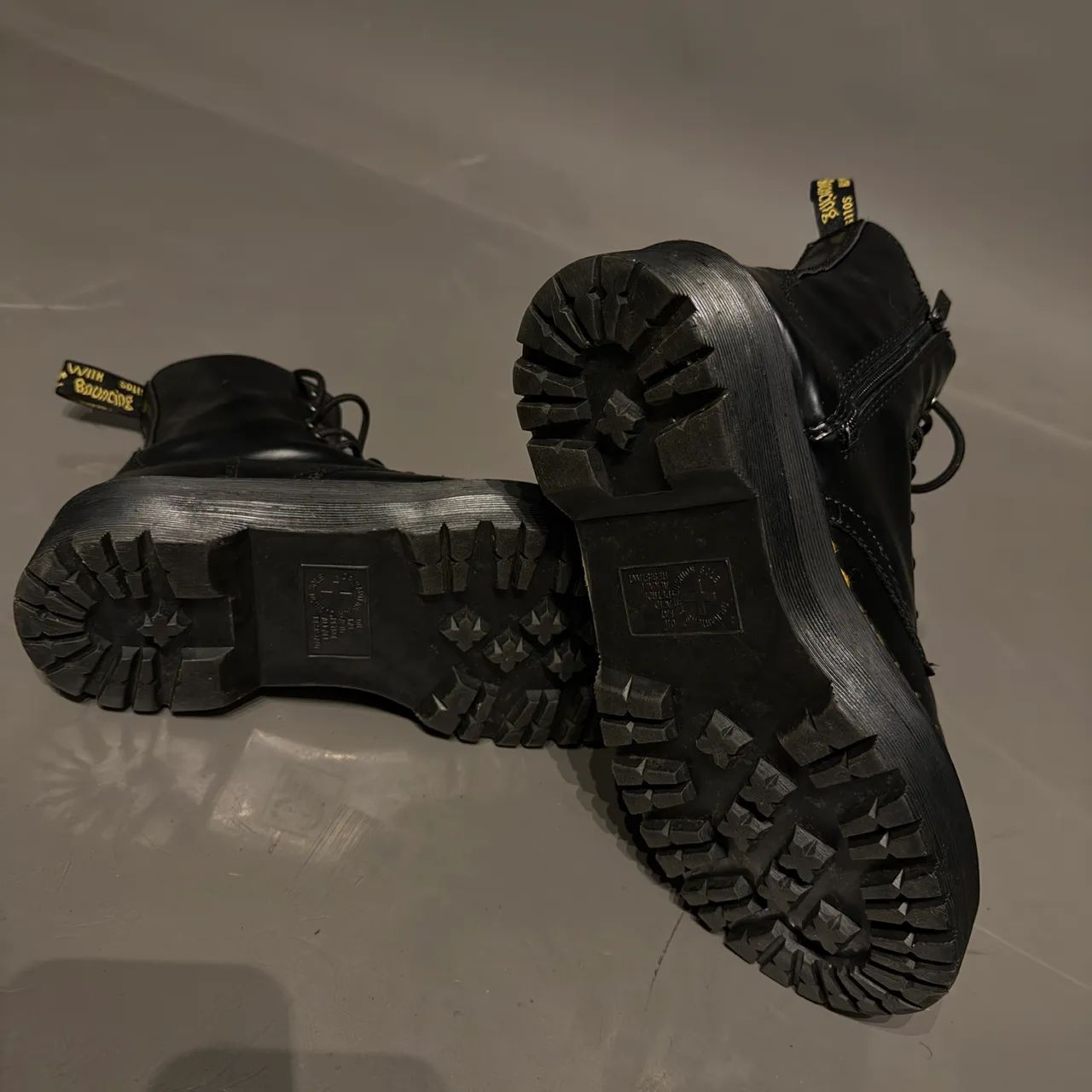 Bota Dr Martens Preta 39/40 - Foto 3