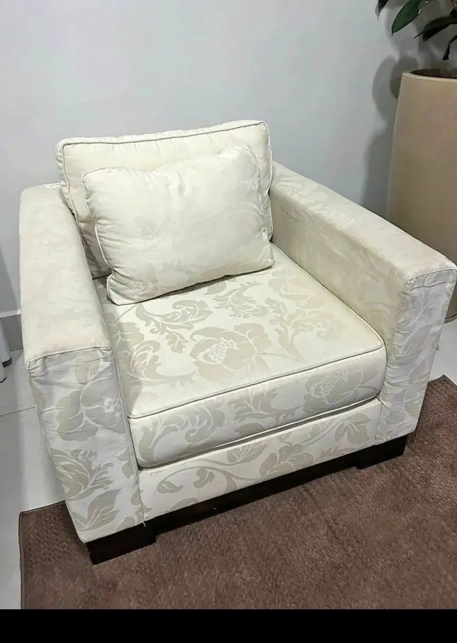 Poltrona Crú com tecido removível para lavagem 