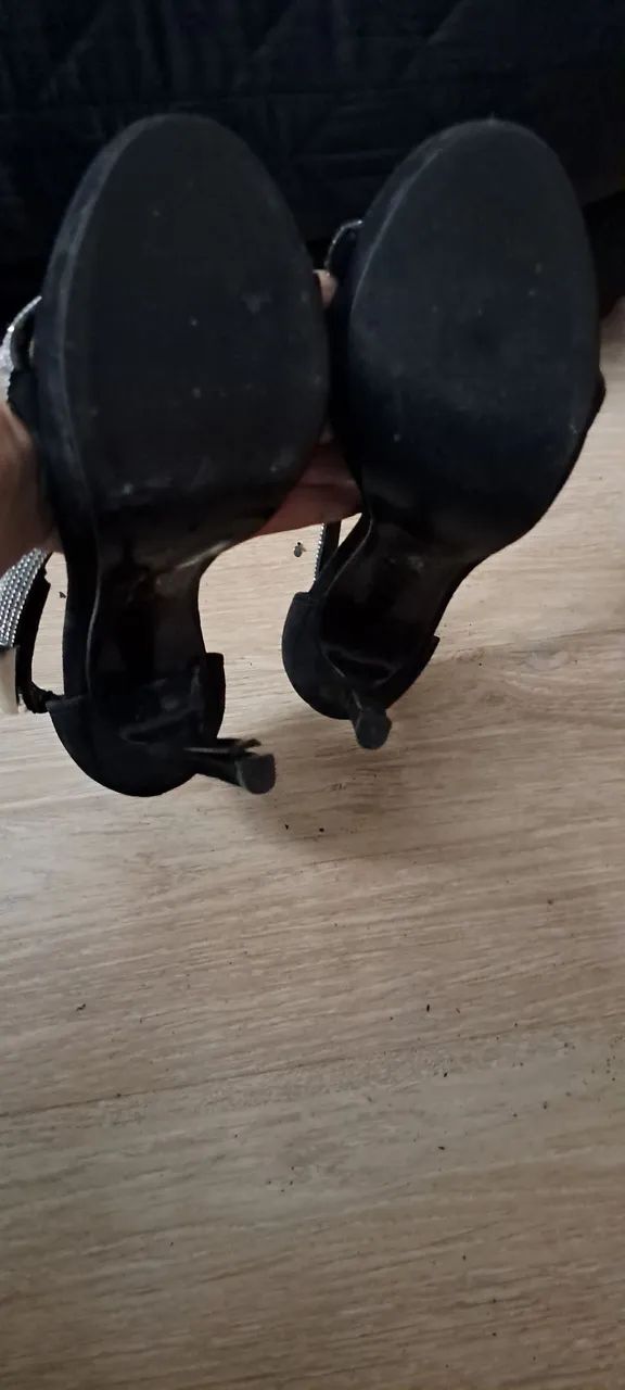 Sapato com detalhes de strass - Foto 4