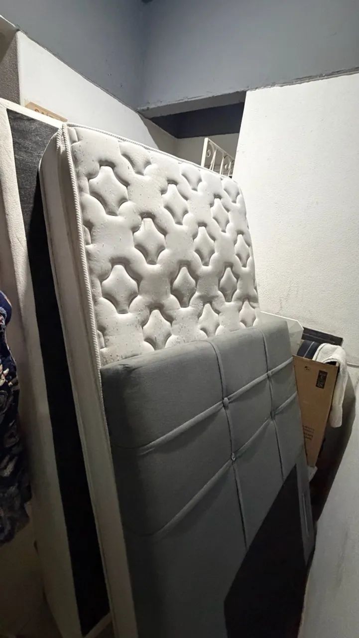 Cama de solteiro com cabeceira