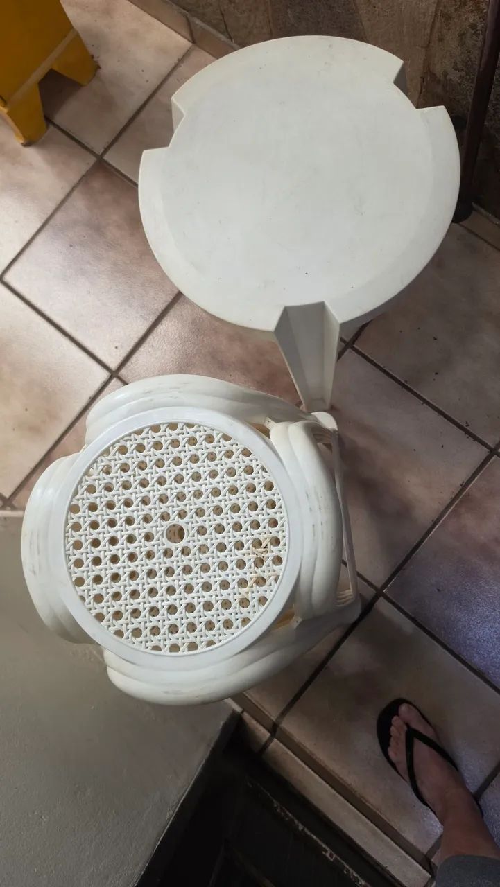 Bascos de plastico e mesinha - Foto 2