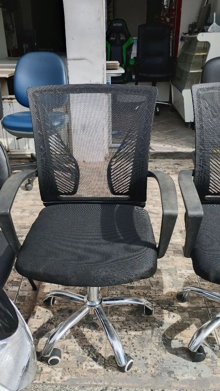 Swivel chair with armrests