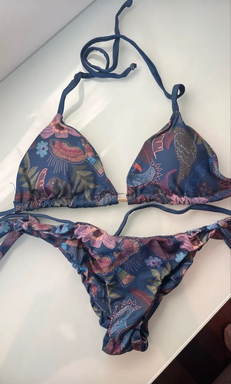 Conjunto de praia biquíni mais saída