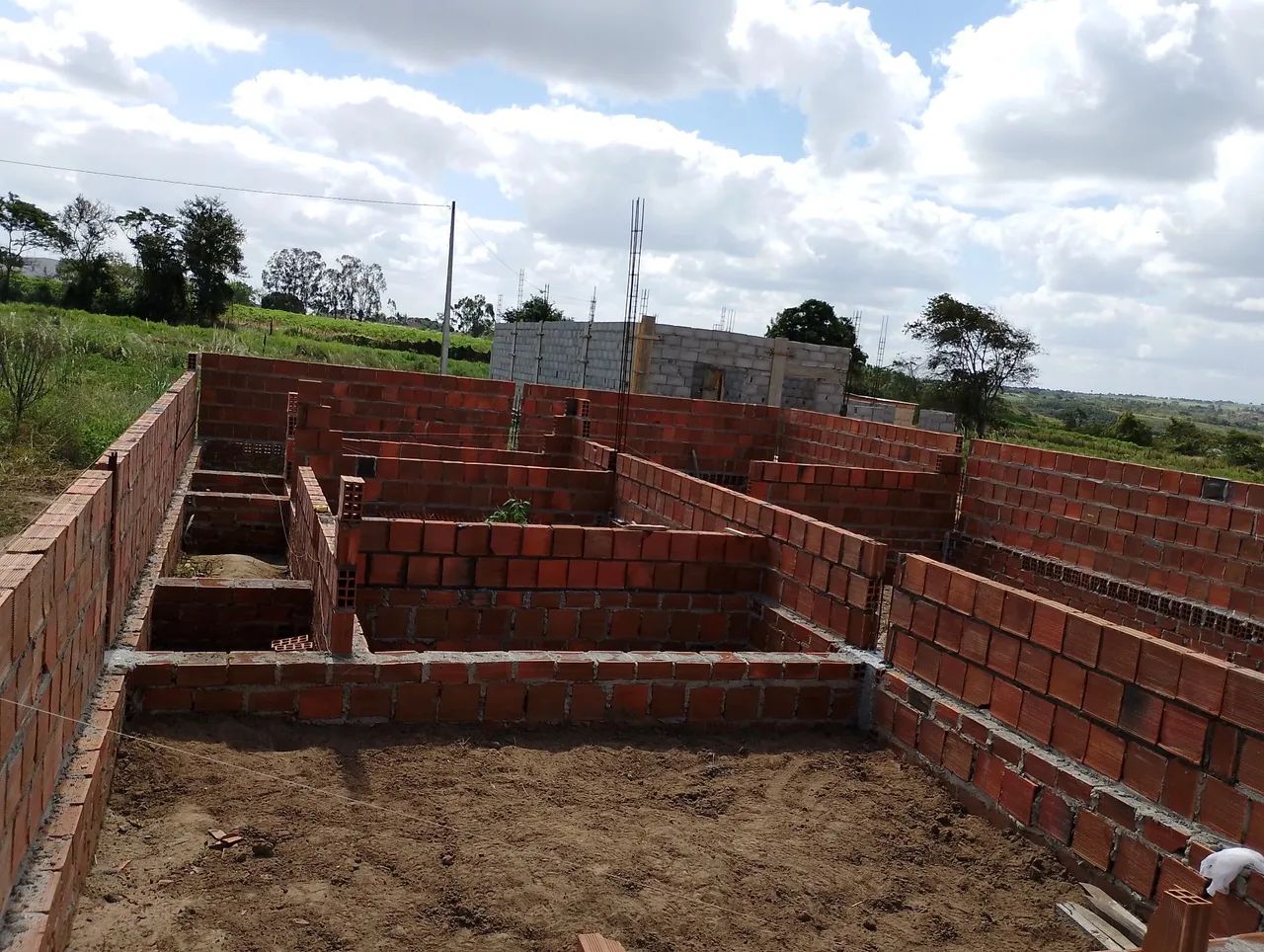 Terreno em construção iniciada com materiais de construção - Foto 2