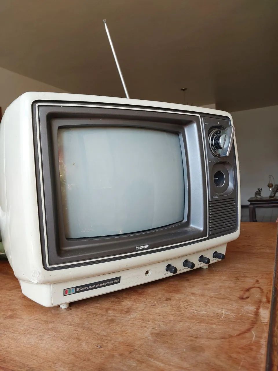 TV antiga Semp colorida