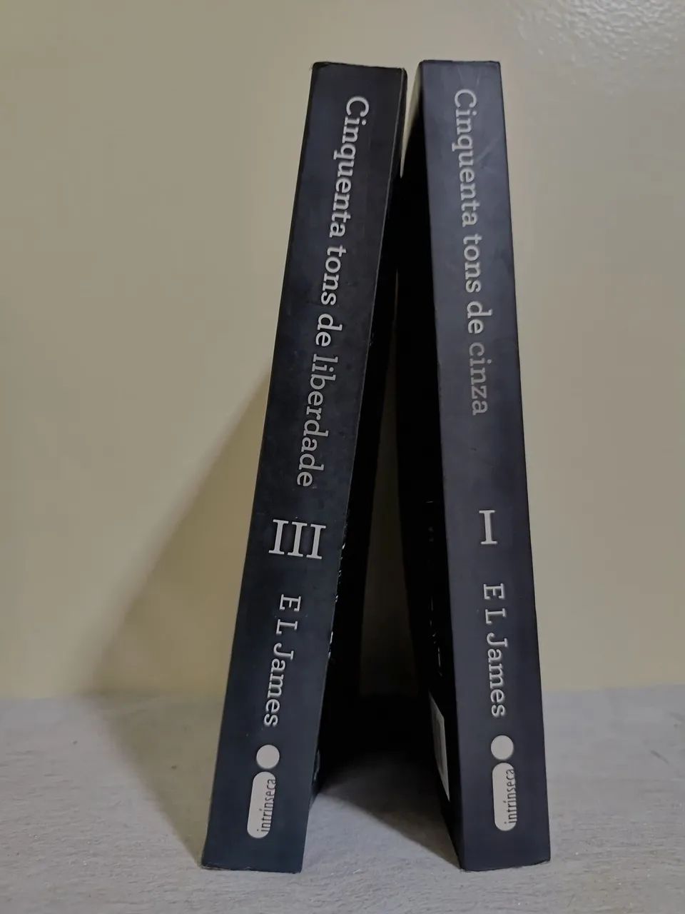 Livros 1 e 3 - Saga Cinquenta Tons - Foto 5