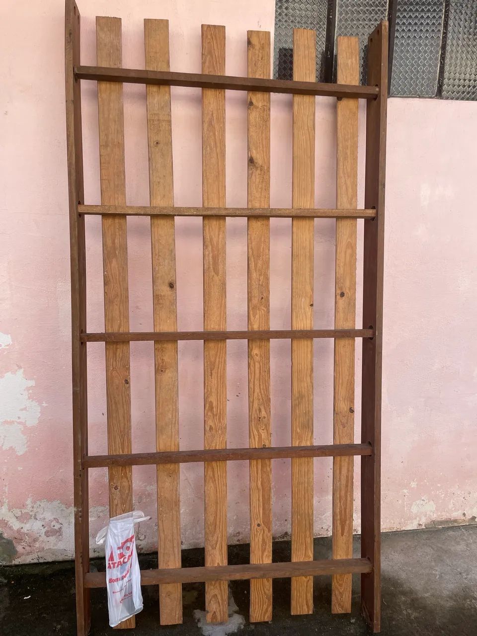 Vendo cama de madeira de solteiro 
