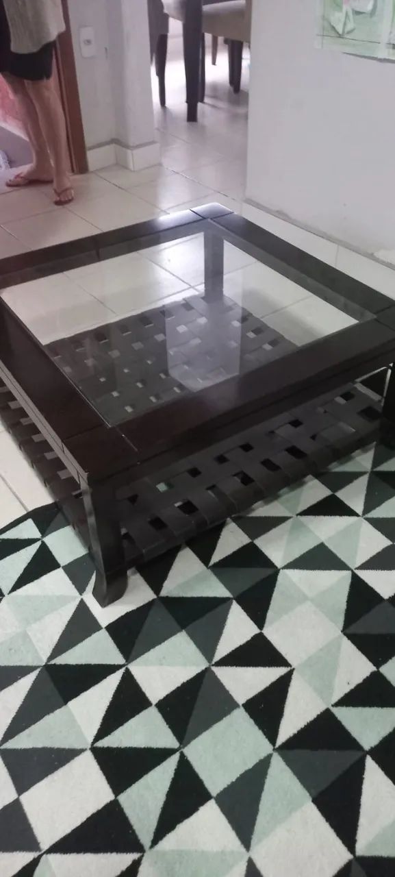 mesa de centro, em madeira e tampo de vidro , 