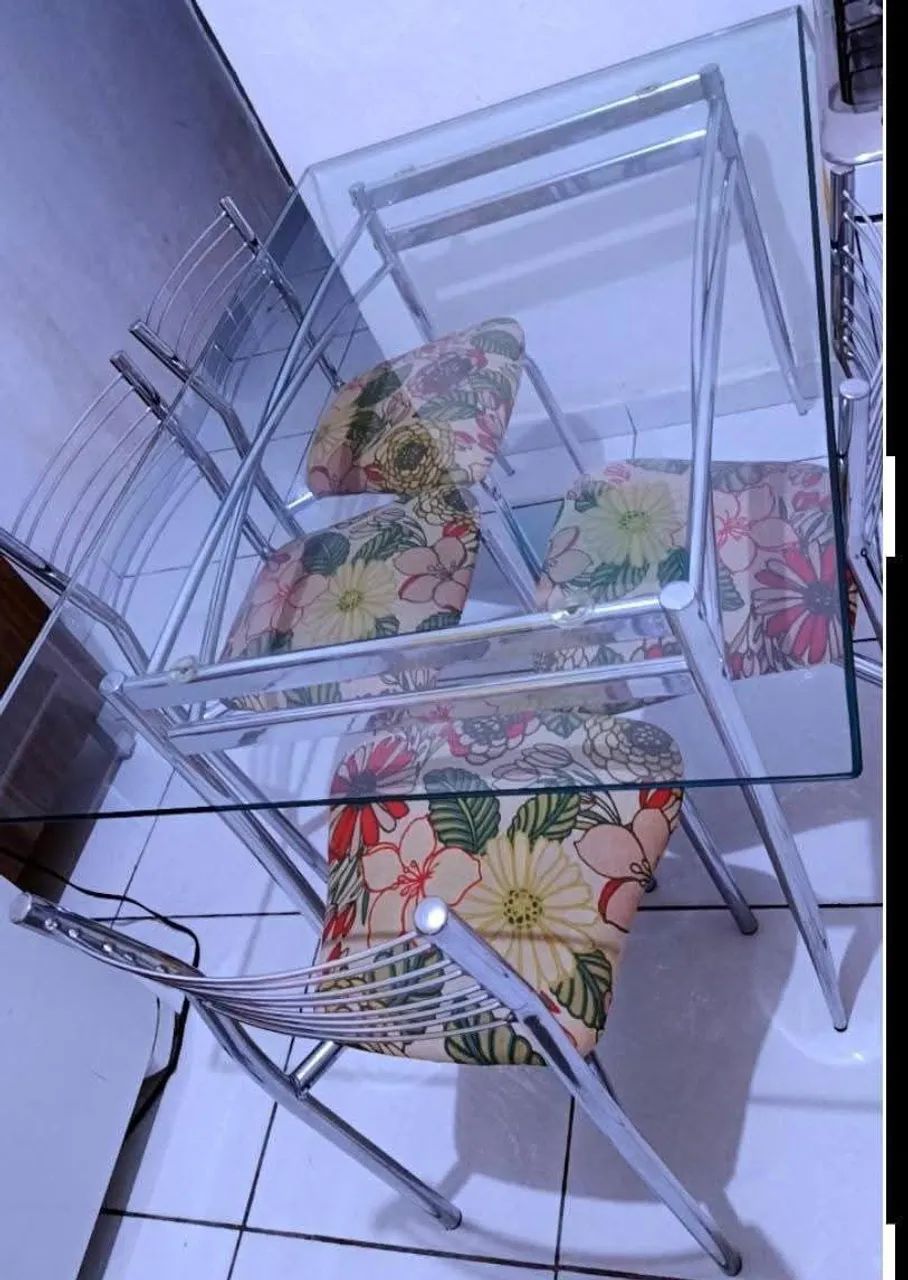 Mesa de vidro 4 cadeiras 