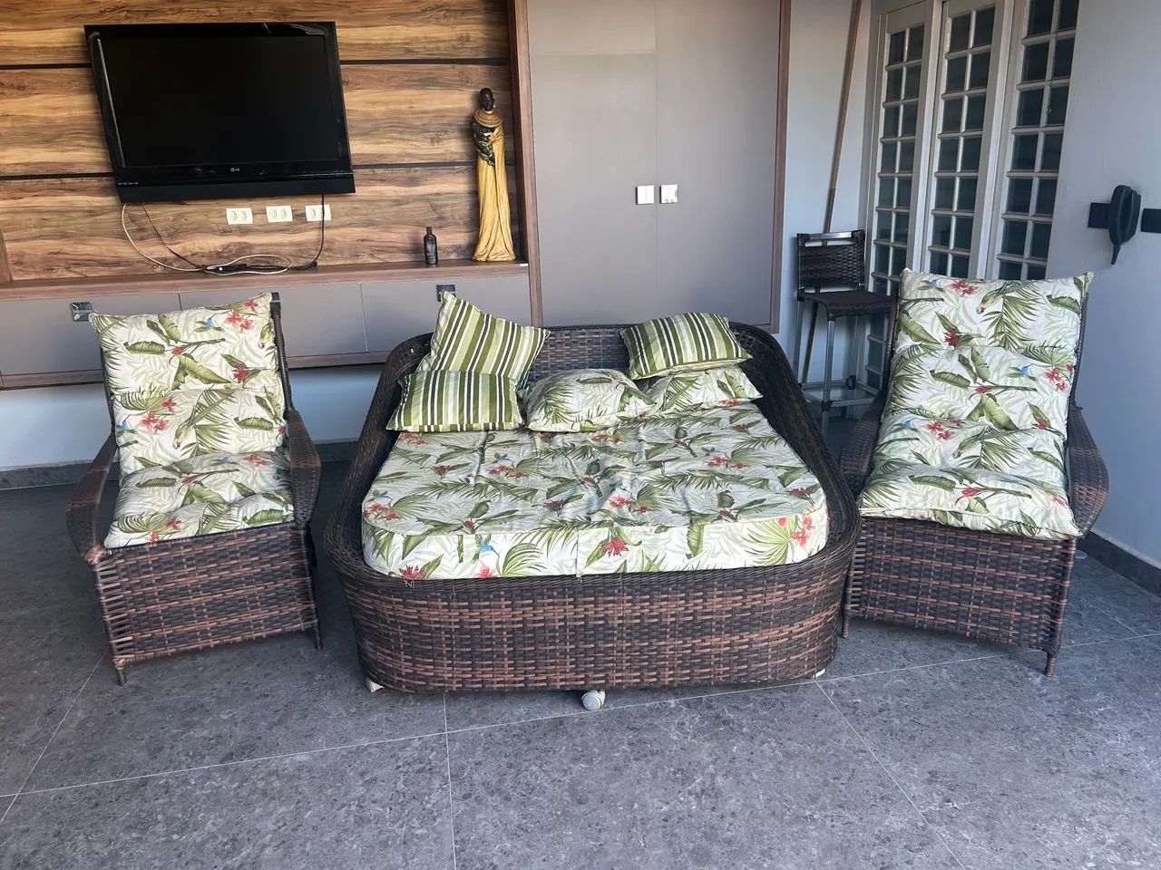 Chaise com almofadas 1,50x1,50 e duas cadeiras 