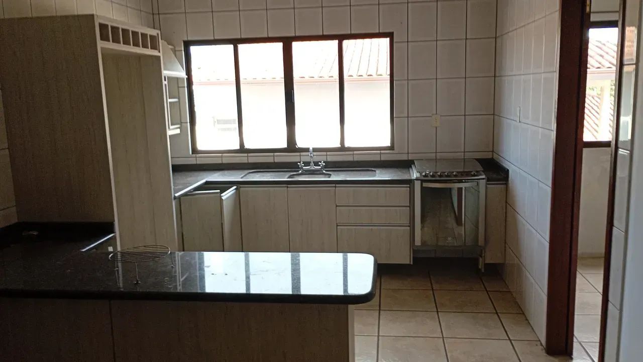 Sobrado com suite c/closet, sacadas, ar cond/armários/jardim e area comercial - Foto 3
