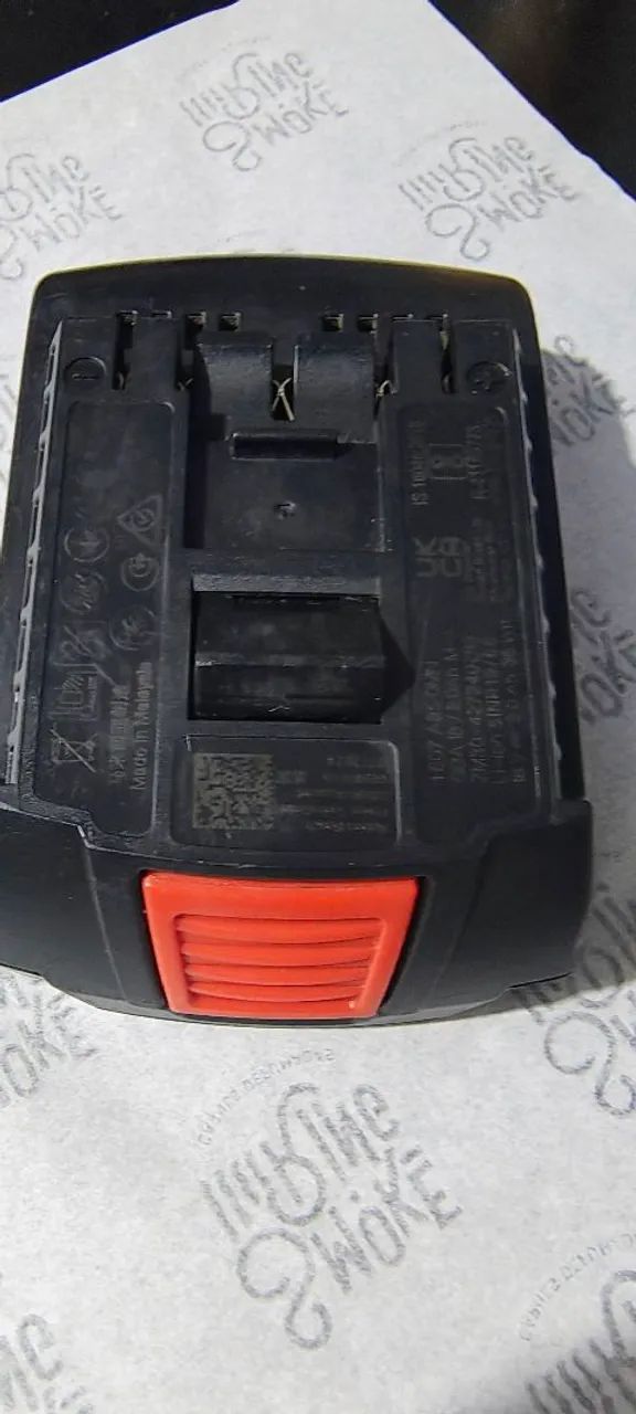 A bateria Bosch 18  sem defeito perfeita funcionando toda normal
