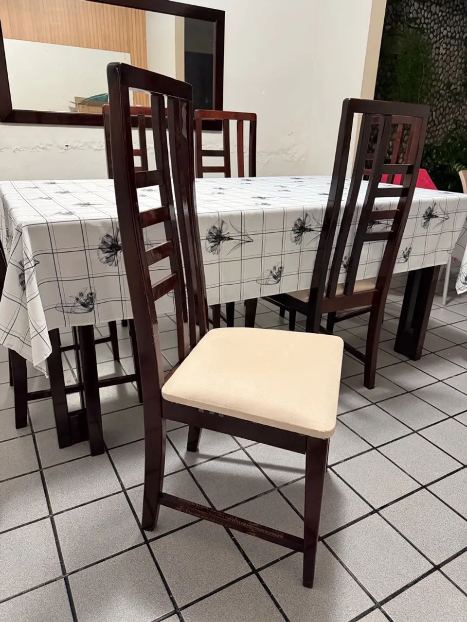 Mesa de Jantar + Cadeiras e Espelho  - Foto 3