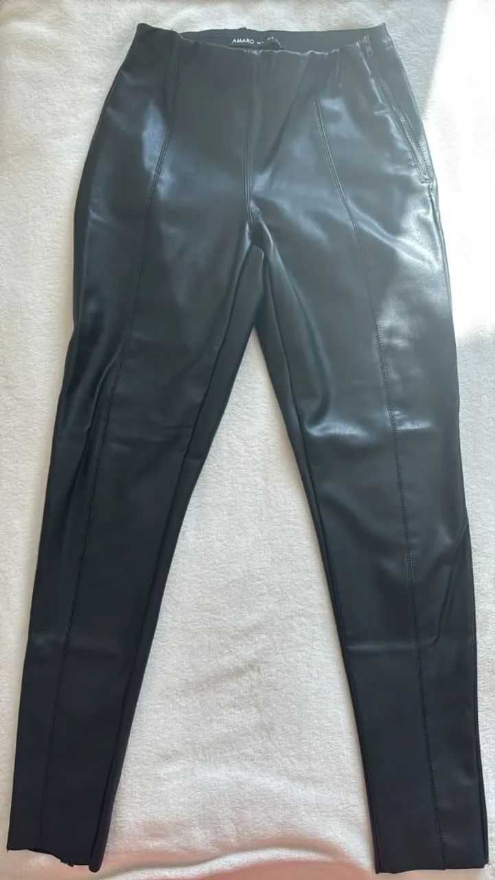 Calça Amaro com zíper lateral.