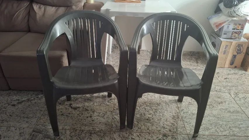 02 CADEIRAS PLÁSTICAS COM BRAÇO