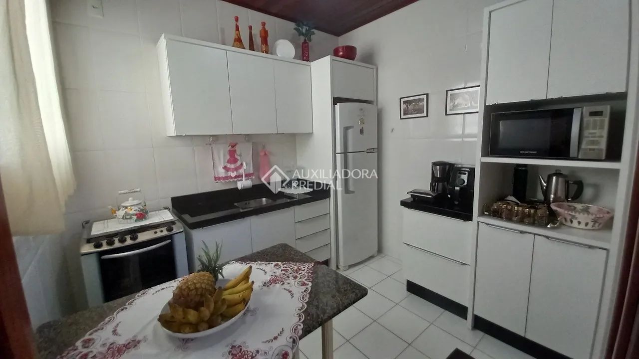 RESIDÊNCIA IMPECÁVEL COM 4 DORMITÓRIOS + EDÍCULA NA AGRONÔMICA - Foto 5