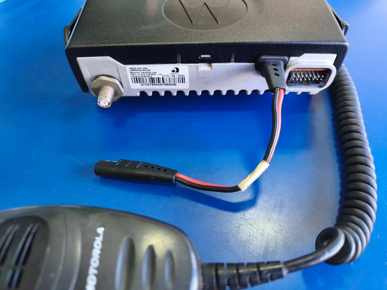 Rádio Motorola EM200 VHF Com PTT e Suporte  - Foto 4