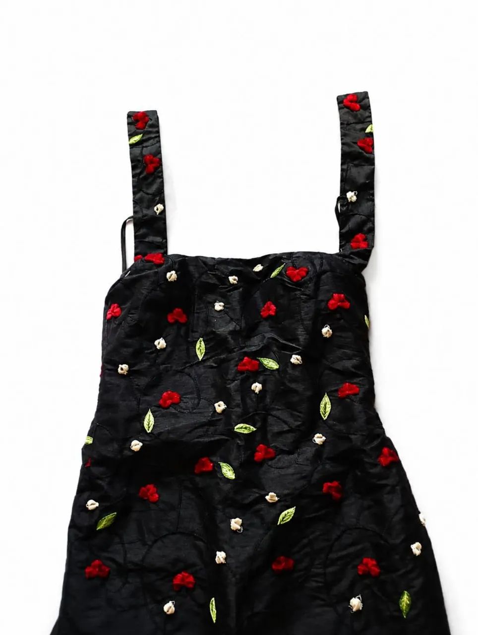 Vestido preto com flores  - Foto 2