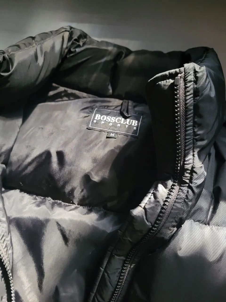 COLETE PUFFER PRETO COM GORRO E BOLSOS - Frete grátis  - Foto 2