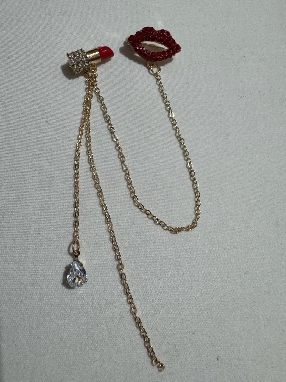 Broche mini boca e mini batom ferragem dourada  - Foto 5